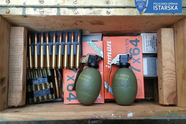 Čistio kuću u Fažani pa pronašao štošta: ručnu bombu, spremnike za strojnicu i automatsku pušku... SVE PREDAO POLICIJI